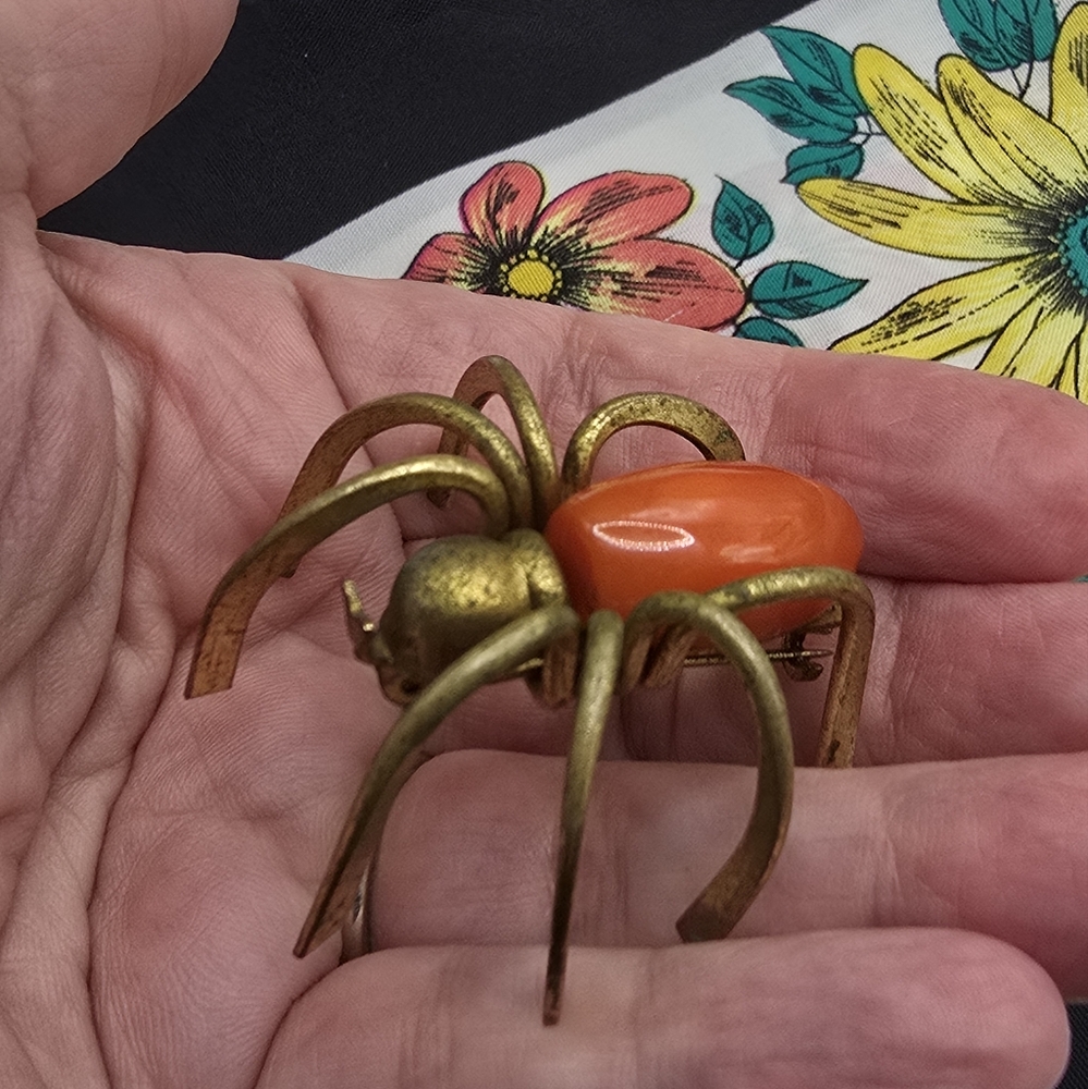 Vintage Art Deco Orange Bakelite Spider Brooch - Picture 10 of 14